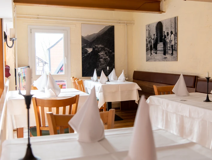 Vinum Italicum Gastraum, Tische mit weißer Decke und Stoffservietten
