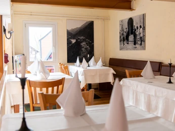 Vinum Italicum Vinum Italicum Gastraum, Tische mit weißer Decke und Stoffservietten