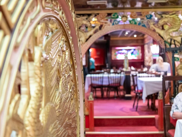 Wan Bao Gastraum Mit goldenen Ornamenten verzierter Gastraum mit rotem Teppichboden