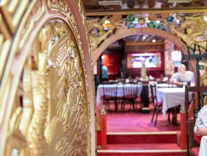 Wan Bao Gastraum Mit goldenen Ornamenten verzierter Gastraum mit rotem TeppichbodenGuest room decorated with golden ornaments and red carpetingGæsteværelse indrettet med gyldne ornamenter og rødt gulvtæppeGastenkamer versierd met gouden ornamenten en rode vloerbedekking