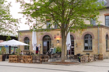 Wok In Außenansicht Außensitzbereich vor dem Restaurant "Wok In"