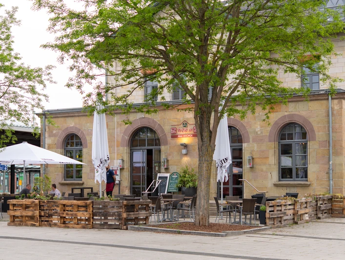 Wok In Außenansicht Außensitzbereich vor dem Restaurant "Wok In"