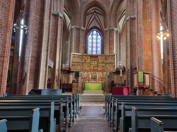The interior of the church: Altar in St. Nicholas Church, Lüneburg