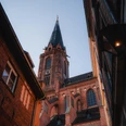 St. Nicolaikirche Lüneburg Blick durch eine schmale Gasse auf den Backsteinturm der St. Nicolaikirche in Lüneburg.