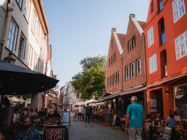 Schröderstraße in Lüneburg Belebte Schröderstraße in Lüneburg mit vielen Gästen in Straßencafés.