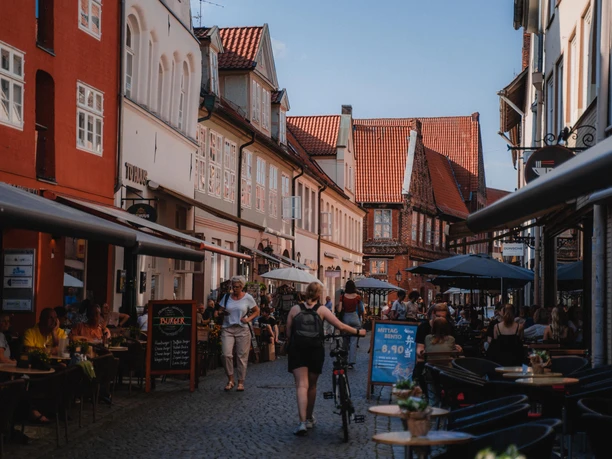 Schröderstraße in Lüneburg Schröderstraße in Lüneburg: Passanten und Straßencafés zwischen alten Backsteinhäusern.