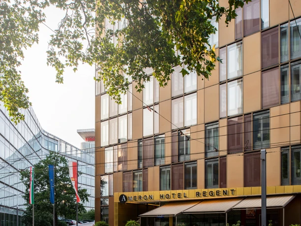 ameron-koeln-regent-front-baum-hoch.jpg Exterior facade of the Ameron Hotel Regent Cologne