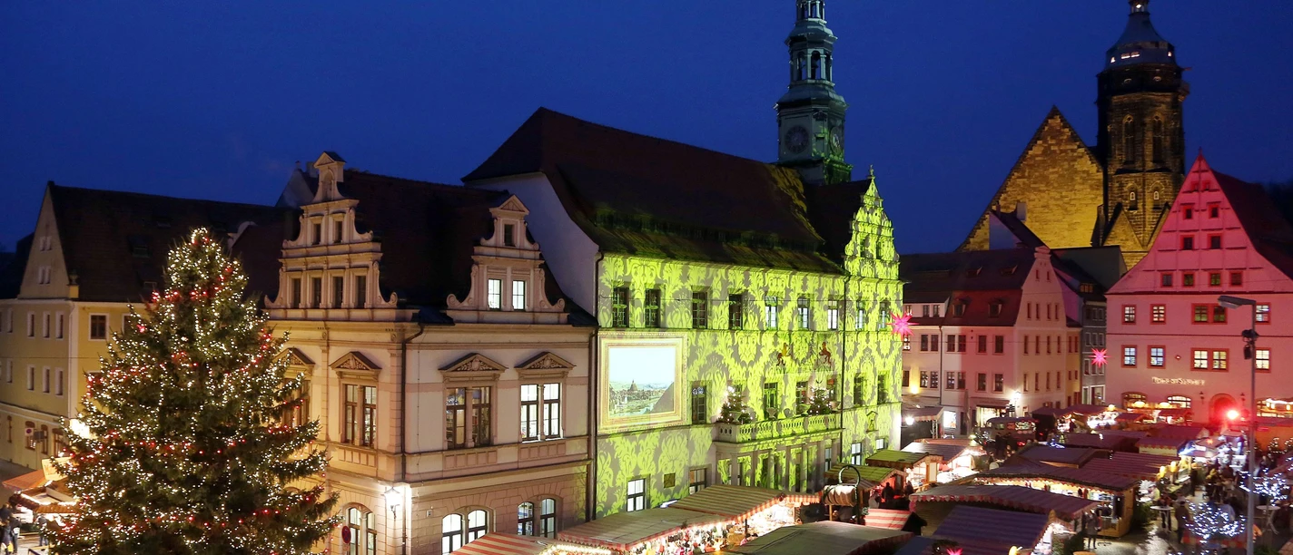 Canalettomarkt Pirna Der abendliche Canalettomarkt in Pirna, beleuchtet mit festlichen Lichtern und bunten Buden.