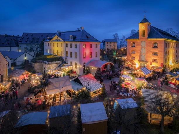 Historisch-Romantischer Weihnachtsmarkt Festung Königstein Ein festlich beleuchteter Weihnachtsmarkt auf der Festung Königstein mit zahlreichen Marktständen.