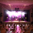 Delbrueck_Stadthalle_Bühne Saal mit großer Bühne, leuchtenden Scheinwerfern und Sitzplätzen; perfekt für Veranstaltungen.