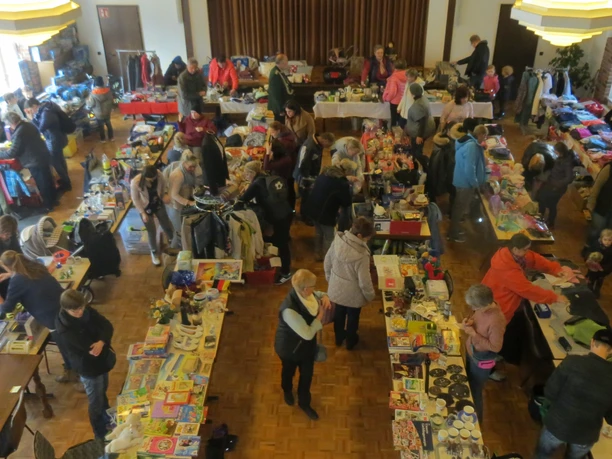 Flohmarkt im Bürgerhaus.JPG