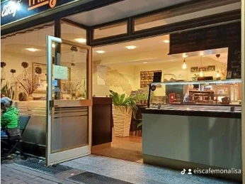 Außenansicht_©Eiscafé Mona Lisa .JPG Eiscafé Mona Lisa mit einladender offener Fassade und gut beleuchtetem Innenraum in Abendstimmung.