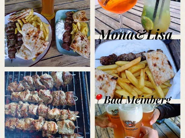 Essen_©Eiscafé Mona Lisa.jpg Verschiedene Gerichte mit gegrillten Fleischspießen, Pommes und Brotbeilage sowie erfrischende Getränke.