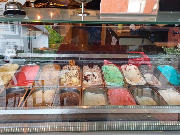 Eistheke_©Eiscafé Mona Lisa.jpg Eine bunte Auswahl an Eissorten in verschiedenen Farben und Geschmäckern hinter einer Glasvitrine.