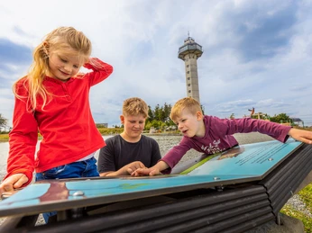 Kinder vor dem Bilderbuch am Raupenweg Kinder vor dem Bilderbuch am Raupenweg