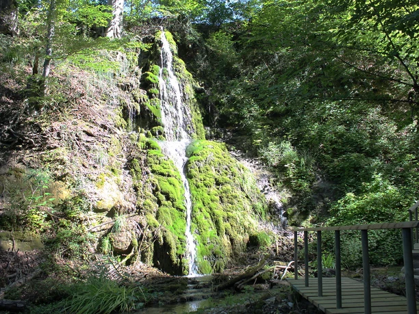 Glögglifroschweg_Eich_Wasserfall_01.jpg