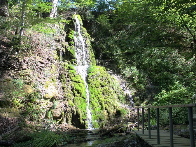 Glögglifroschweg_Eich_Wasserfall_01.jpg