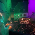 Rochlitzer Schlossweihnacht Zusehen ist der Innenhof von Schloss Rochlitz mit der Schlossweihnacht. Am Bildrand ist ein Engel.