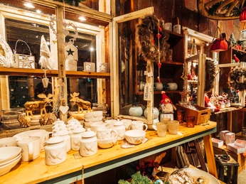 Gänsemarkt Eskildsen in Wermsdorf Zusehen ist ein Holztisch mit weihnachtlicher HandwerkskunstOn display is a wooden table with Christmas craftsmanshipMůžete si prohlédnout dřevěný stůl s vánočními řemeslnými výrobky.Możesz zobaczyć drewniany stół z bożonarodzeniowym kunsztemJe kunt een houten tafel met kerstvakmanschap zienSi può vedere un tavolo di legno con artigianato natalizio