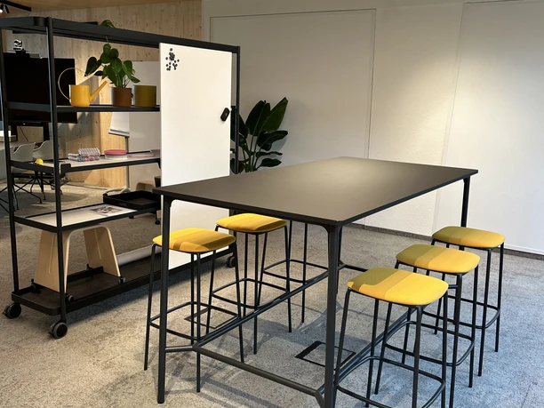 Plätze am Hochtisch im CIC Workspace