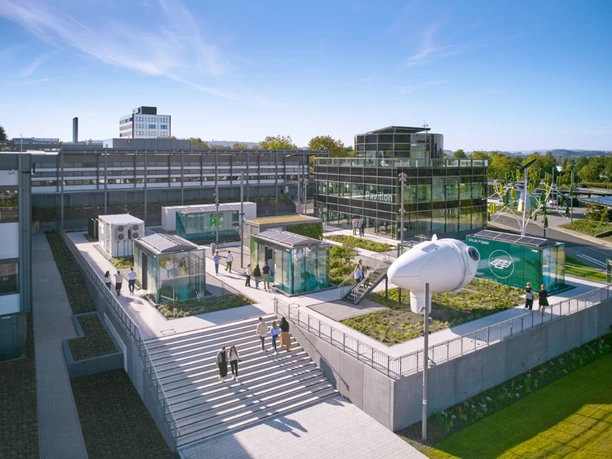 All Electric Society Park Blomberg Moderne Architektur mit Solarmodulen und begrünter Terrasse im All Electric Society Park Blomberg.