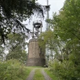 Aussichtsturm Hohe Warte <p>Alte Steinturmruine in einem bewaldeten Gebiet mit modernen Antennenstrukturen im Hintergrund.</p>