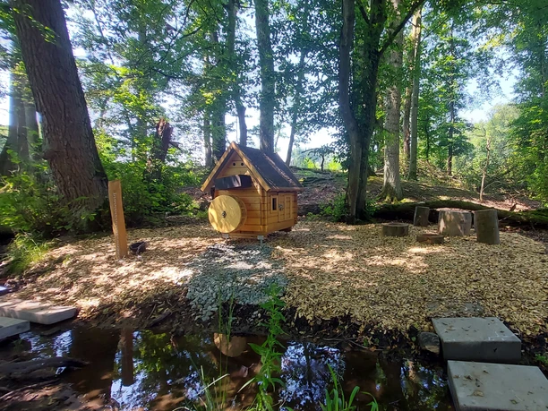 Spielhäuschen am Klimaerlebnispfad kleiner Spielplatz im Wald mit einem Häuschen