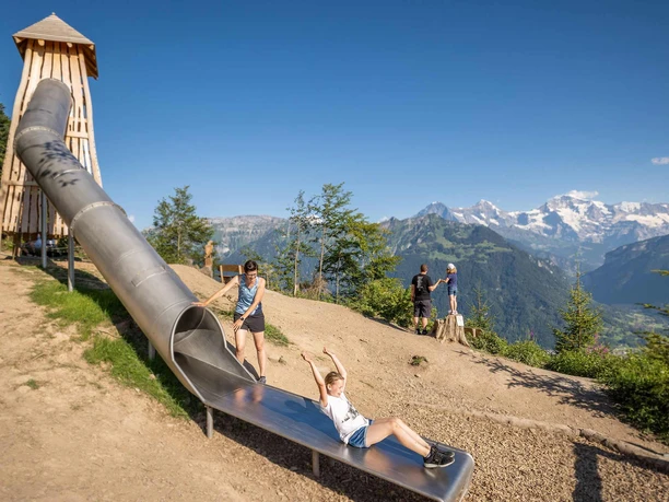 spielplatz-harder-kulm-kinder-familie-aussicht-eiger-moench-jungfrau.jpg