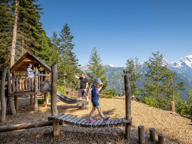 spielplatz-harder-kulm-kinder-familie-eiger-moench-jungfrau.jpg