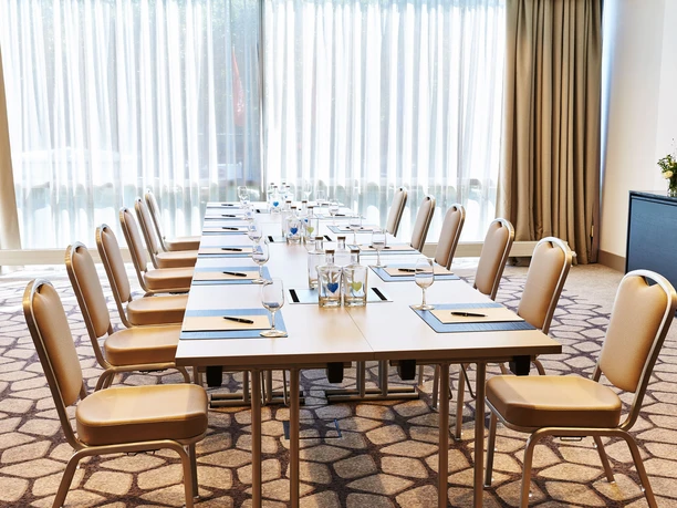 kombrimiert 028_SHR_Koeln_conference_Hohenstaufen_Block_new original.jpg Konferenzraum mit Tageslicht und Blockbestuhlung