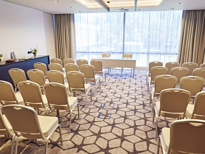 028_SHR_Koeln_conference_Habsburg_1,2,3_Theater.jpg Konferenzraum mit Tageslicht und ReihenbestuhlungConference room with daylight and row seating