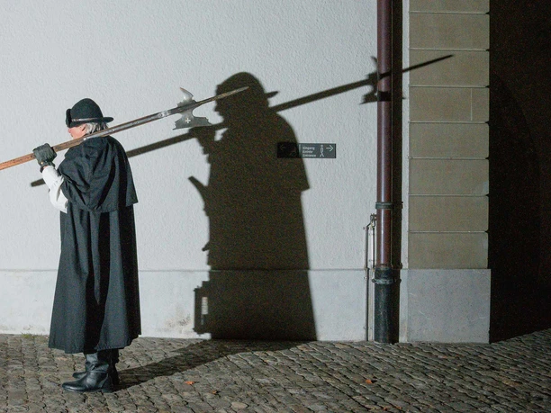 nachtwaechter-helebarde-schatten.jpg
