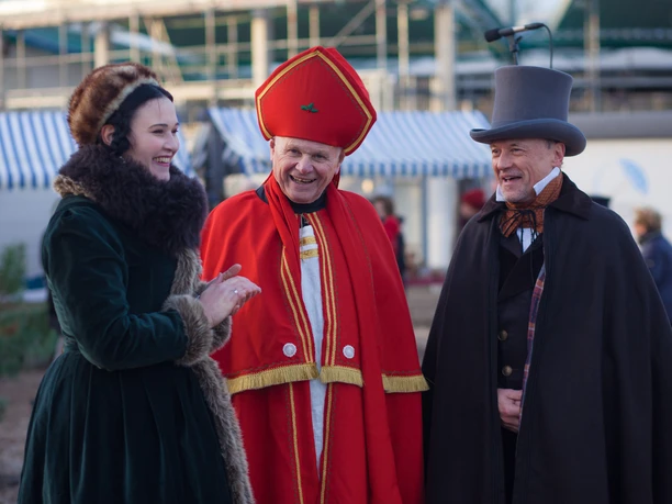 A Victorian Christmas - Weihnachtsmarkt am Biedermeierstrand Eröffnet wird der Markt von St. Nikolaus – denn den Weihnachtsmann gab es im Biedermeier noch nicht