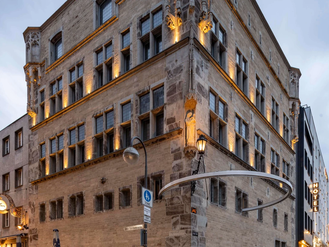 Saaleck House, artothek Historisches Gebäude mit verzierten Ecktürmen, mehrstöckigen Fenstern und Abendbeleuchtung.Historic building with ornate corner towers, multi-storey windows and evening lighting.