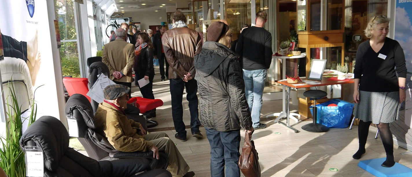 gesundheitsmesse-selbst-testen Menschen auf einer Gesundheitsmesse in Bad Zwischenahn erkunden interaktive Stände.