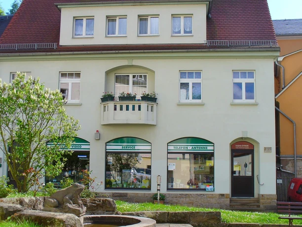 Hausansicht mit dem Frosch-Brunnen