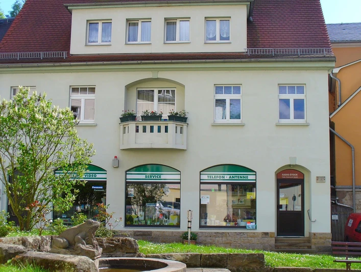 Hausansicht mit dem Frosch-Brunnen