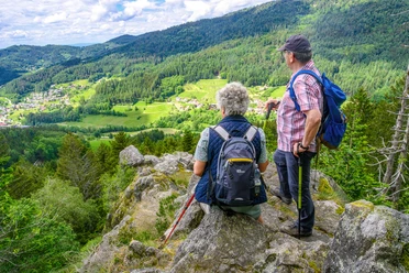 Wanderer am Ausblick vom Scherzenfelsen nach Seebach und ins Rheintal