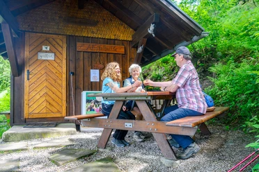 Wanderern bei der Rast beim Almpfadhüttle am Fuchsmichelhof