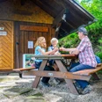 Wanderern bei der Rast beim Almpfadhüttle am Fuchsmichelhof