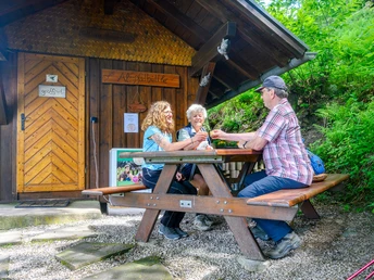 Wanderern bei der Rast beim Almpfadhüttle am Fuchsmichelhof