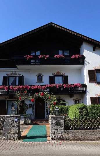 rosengarten-hausansicht-strasse