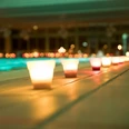 lichterschwimmen-im-wellenbad-3 Leuchtende Kerzen am Rand des Schwimmbeckens spiegeln sich im Wasser des Wellenbades.