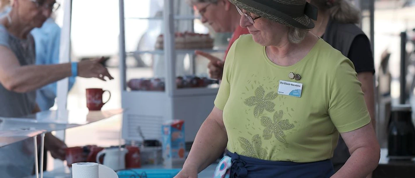 Ehrenamt beim Kuchenverkauf