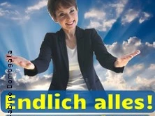 Eine lächelnde Person in einem dunkelblauen Anzug hebt die Hände vor einem wolkigen Himmel empor.