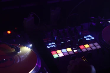 Beleuchtetes DJ-Mischpult