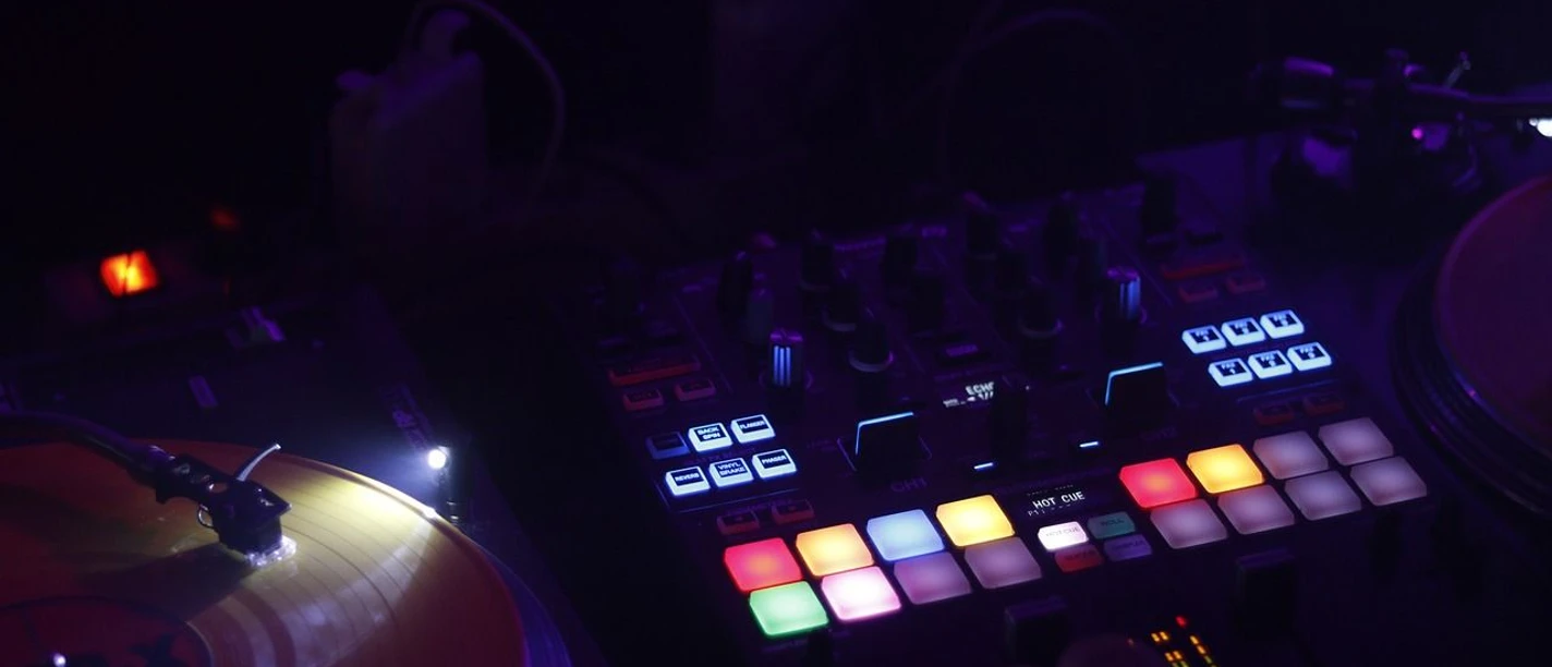 Party_Club_Pixabay.jpg Beleuchtetes DJ-Mischpult