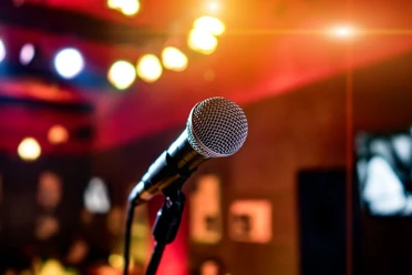 Karaoke_Pixabay.jpg Mikrophon in einem Partyraum.