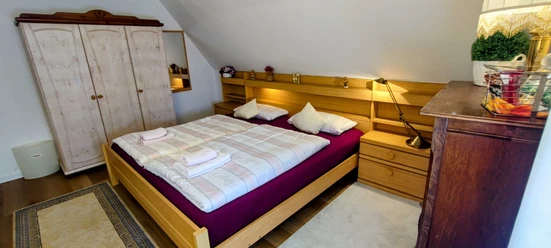 Haus am Park 1 (C) Gaby Schramm.jpg Gemütliches Schlafzimmer mit einem Doppelbett, Nachttischen, einer Kommode und einem Kleiderschrank.
