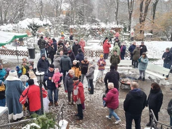 Weihnachtsmarkt in Dahlen mit Feuer und Bastelecke.jpg Weihnachtsmarkt in Dahlen mit Feuer und Bastelecke